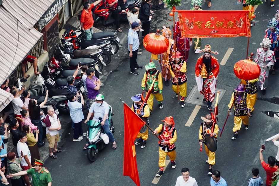 Destinos em Alta — Colorful festival parade with performers and spectators in an urban setting, showcasing traditional